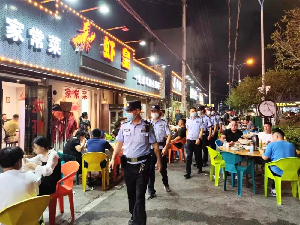 桐城公安開展夏夜治安巡查宣防第三次集中統(tǒng)一行動(dòng)3.jpg