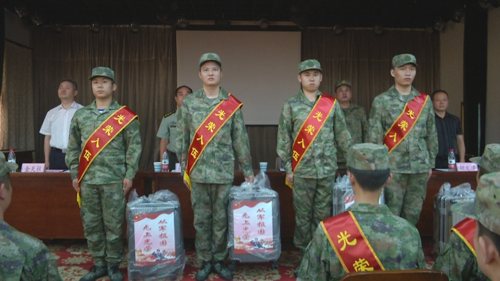 2022年下半年新兵歡送會 與會領(lǐng)導和赴西藏方向新兵合影留念.jpg
