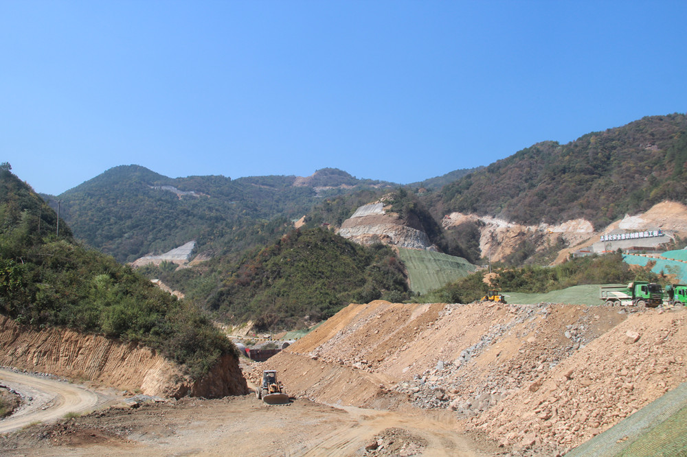 電站工程下庫泄洪設施施工現(xiàn)場.JPG