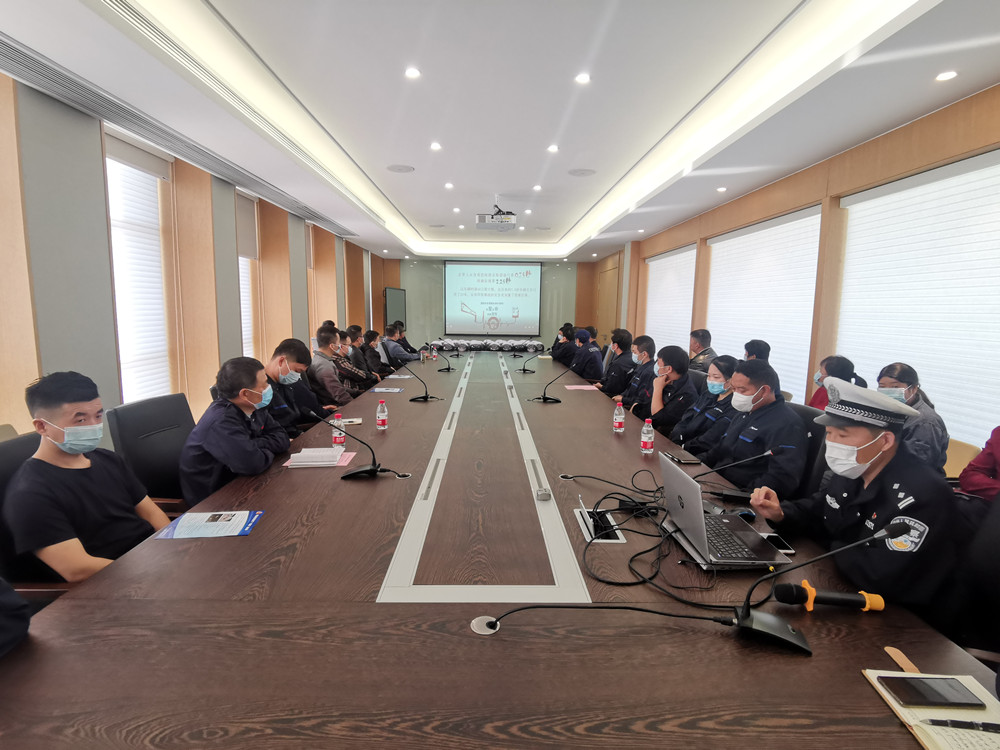圖為交警為企業(yè)職工作交通安全知識宣講。.jpg