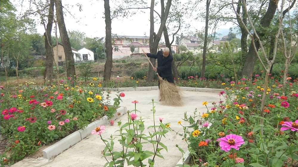 圖為小關村村民自發(fā)清掃.jpg