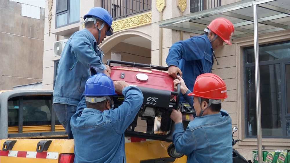圖為呂亭中心供電所工作人員正在給江老家運(yùn)送發(fā)電機(jī) .jpg