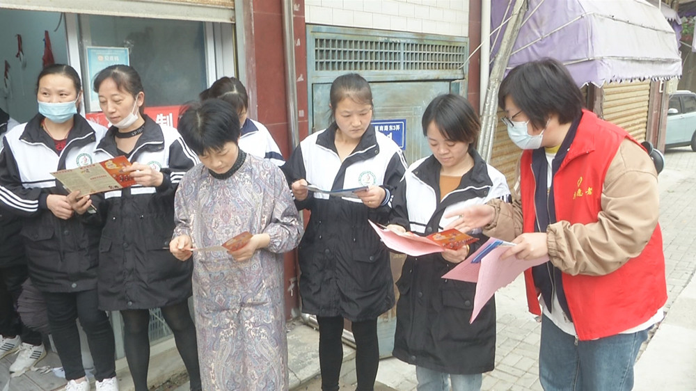 圖為志愿者走進(jìn)企業(yè)進(jìn)行宣傳消防安全知識(shí).jpg