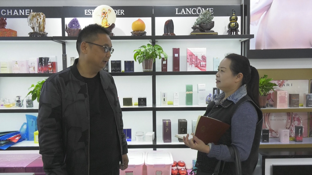 圖為齊玉鎖正在走訪商戶1.jpg