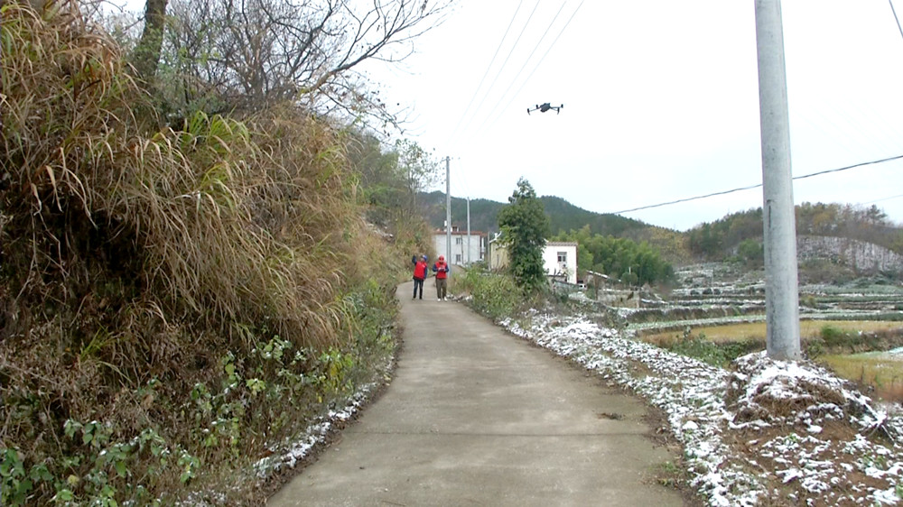 供電巡查山區(qū)電力設(shè)施和線路2.jpg