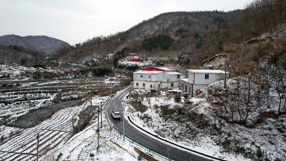 圖為交警部門(mén)正在積雪路段巡路.jpg