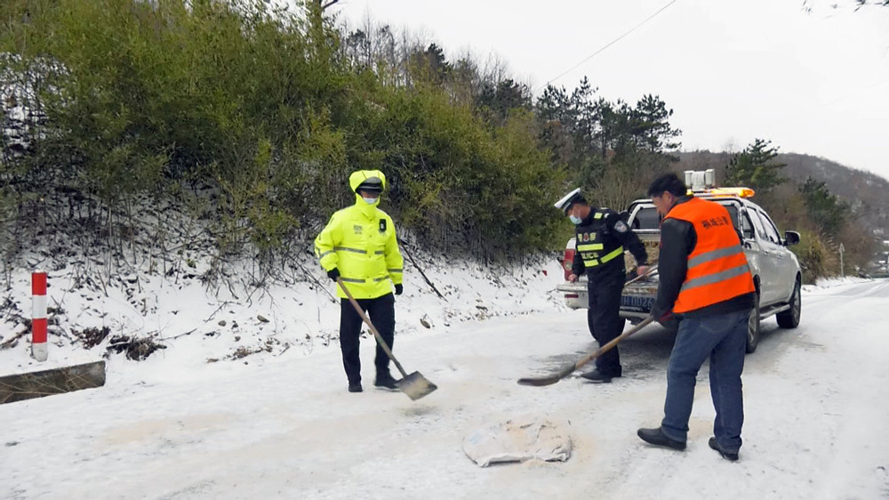 圖為交警和公路部門(mén)協(xié)作撒鹽融冰保暢通 拷貝.jpg