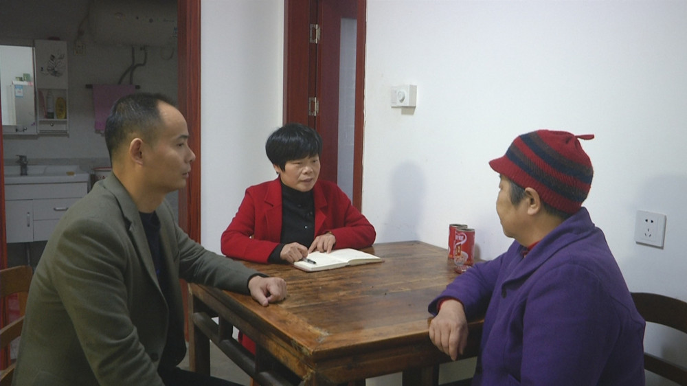 圖為江紅玲在走訪社區(qū)居民時的情景.jpg