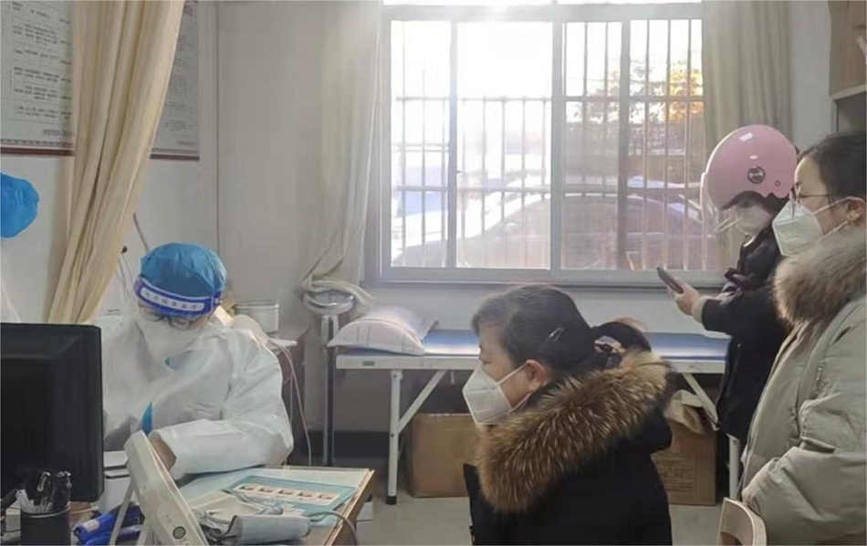 圖為張程正在接診.jpg