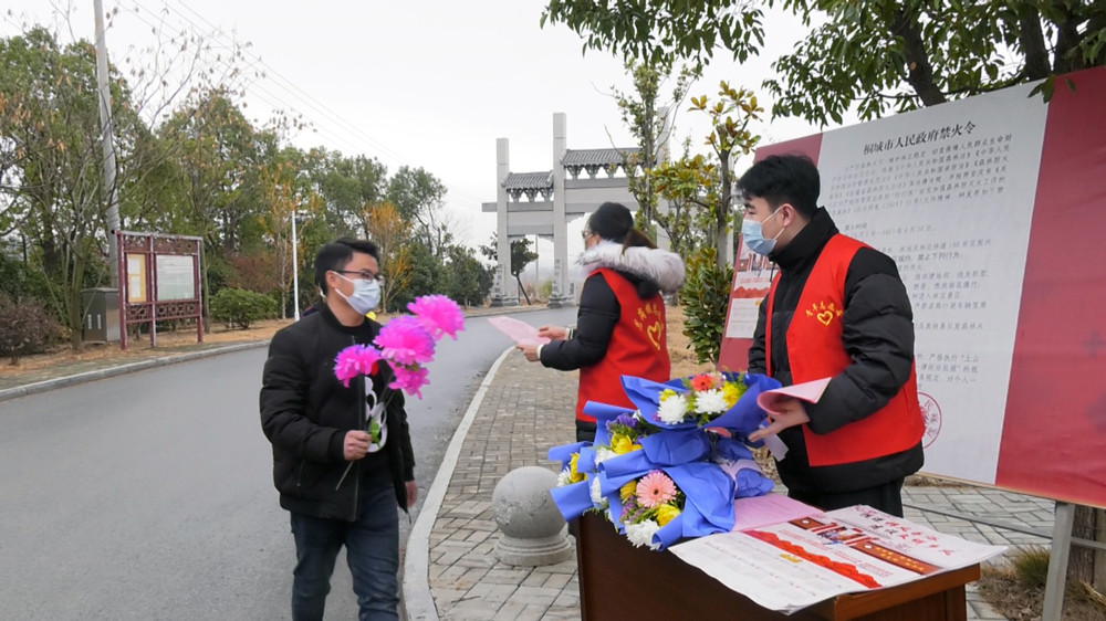 圖為志愿者正在對過往群眾進(jìn)行文明祭祀宣傳.jpg
