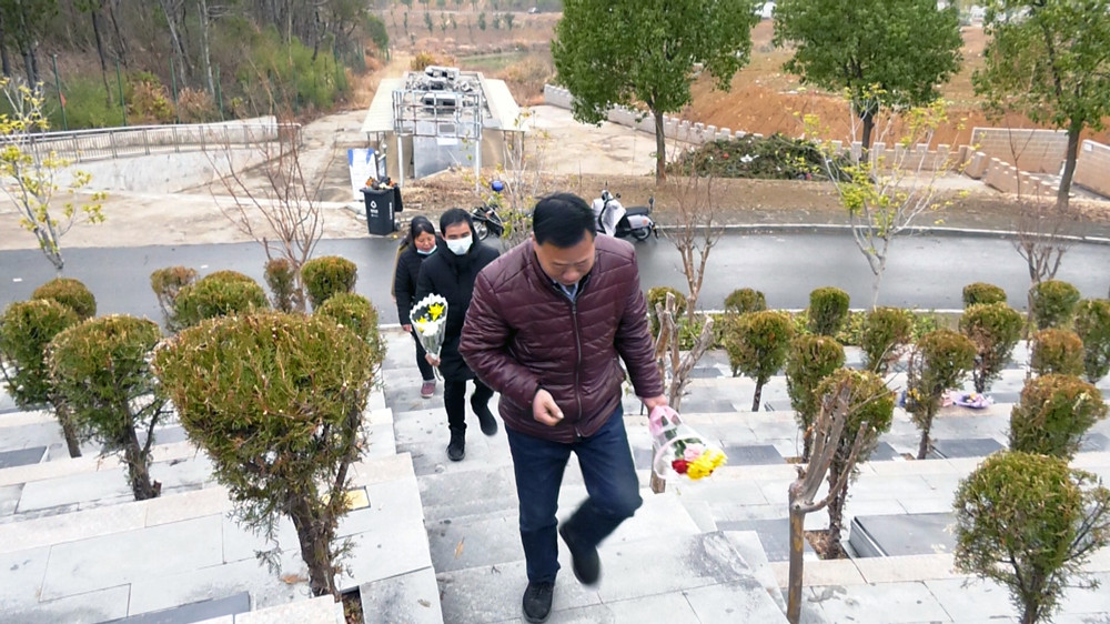 圖為手拿鮮花前來祭祀的群眾 .jpg