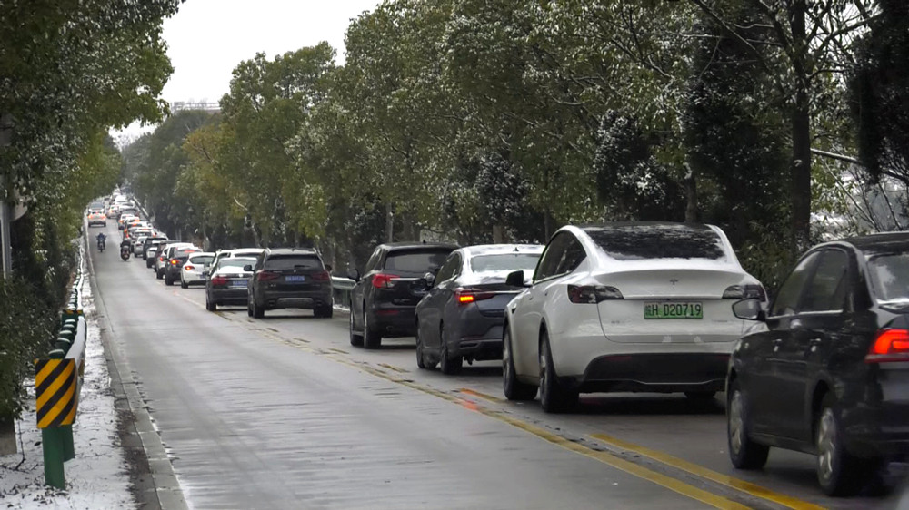 圖為桐潛路上緩慢行駛的車流.jpg