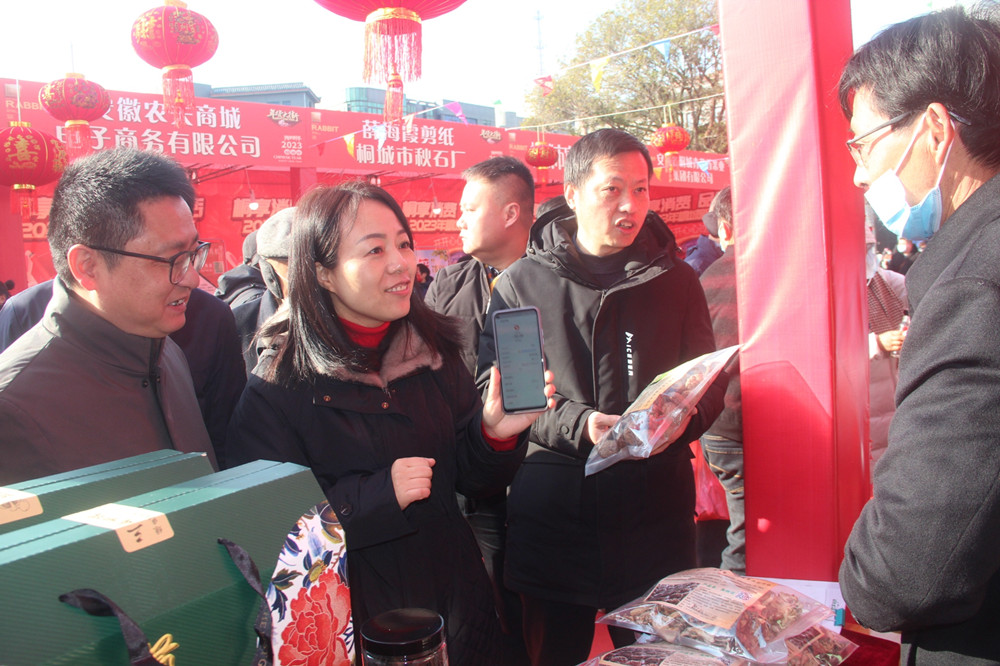 副市長杜進（左二）掃碼購買年貨.JPG