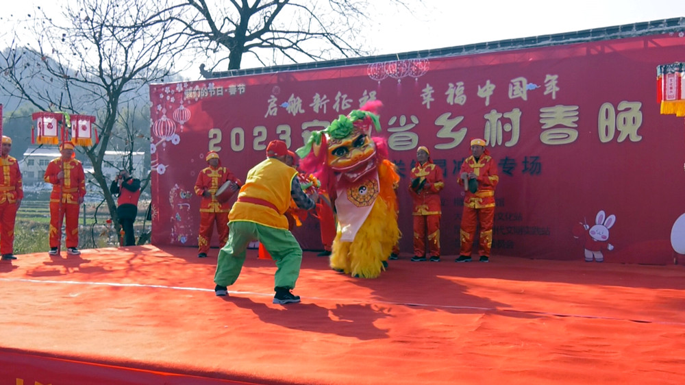 旵沖麒麟燈表演隊(duì)表演《麒麟獻(xiàn)瑞》 .jpg