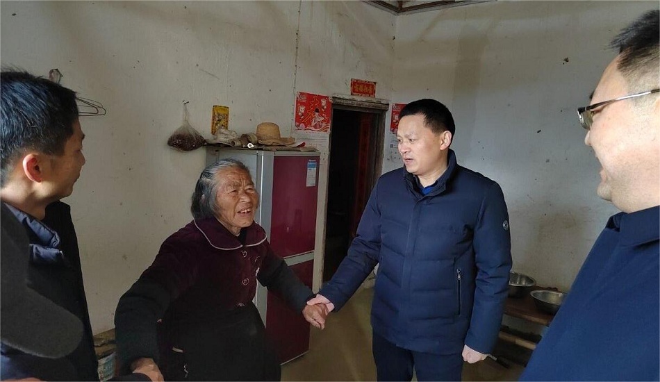 圖為市財(cái)政局雷鵬慰問朱金華戶.jpg