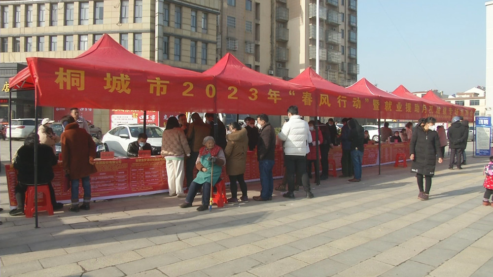 圖為招聘會現(xiàn)場2.jpg