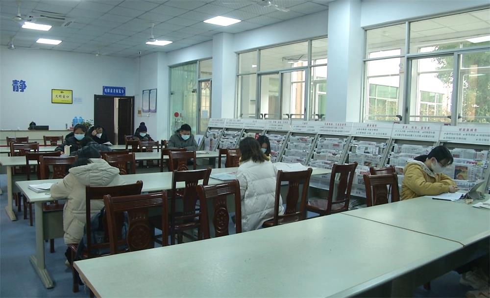 圖為市民看書2.jpg