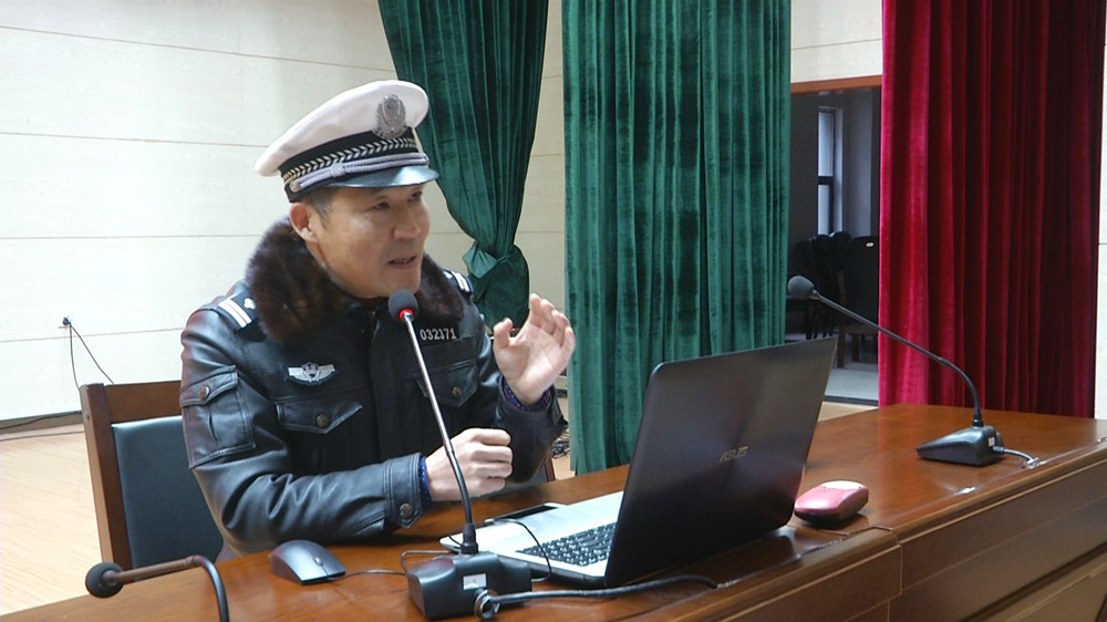 交通安全知識(shí)宣講會(huì)到八中2.jpg