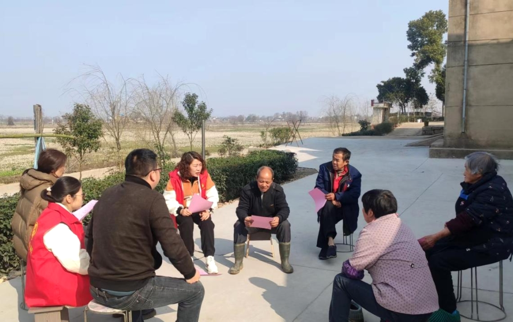 圖為志愿者通過“板凳會議”宣傳移風(fēng)易俗。.png