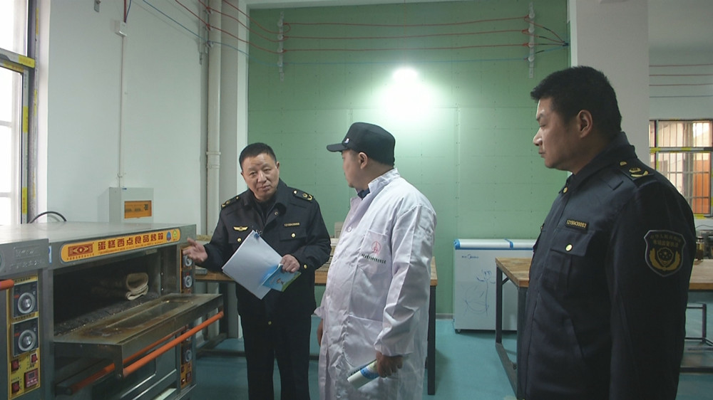 圖為市場(chǎng)監(jiān)管局工作人員在對(duì)劉剛進(jìn)行 證前指導(dǎo).jpg