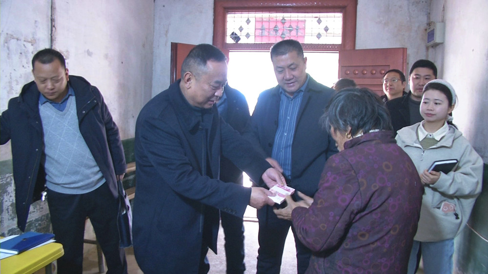 圖為汪新志資助現(xiàn)場（左）.jpg