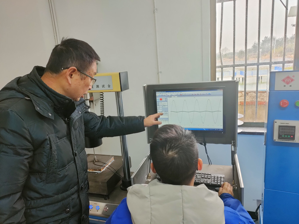 李志遠教授指導(dǎo)開展試驗.jpg