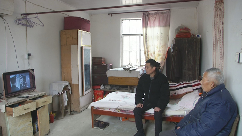 圖為李三春在陪老父親時的情景.jpg