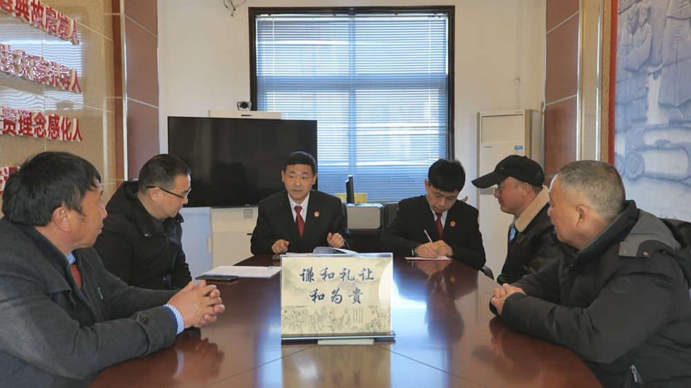 圖為法官在 六尺巷調(diào)解工作室 為居民調(diào)解時(shí)的情景.jpg
