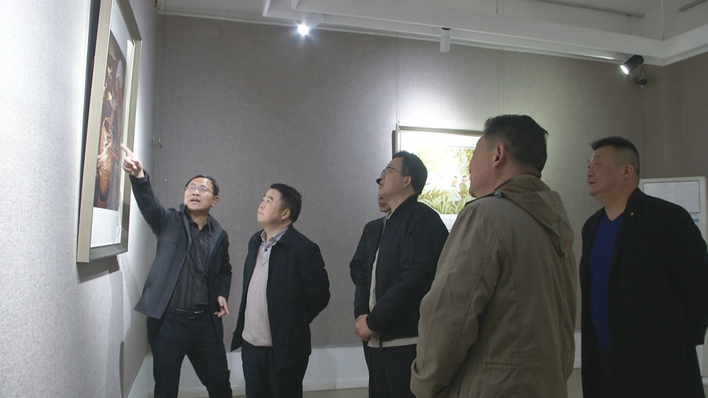 圖為有關(guān)領(lǐng)導(dǎo)和嘉賓參觀版畫展2.jpg