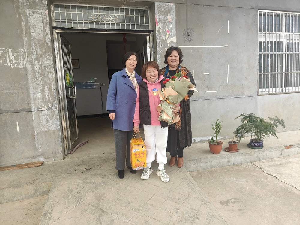 桐城市婦聯(lián)看望殘疾女企業(yè)家.jpg