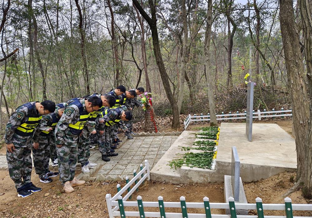 民兵緬懷先烈.jpg
