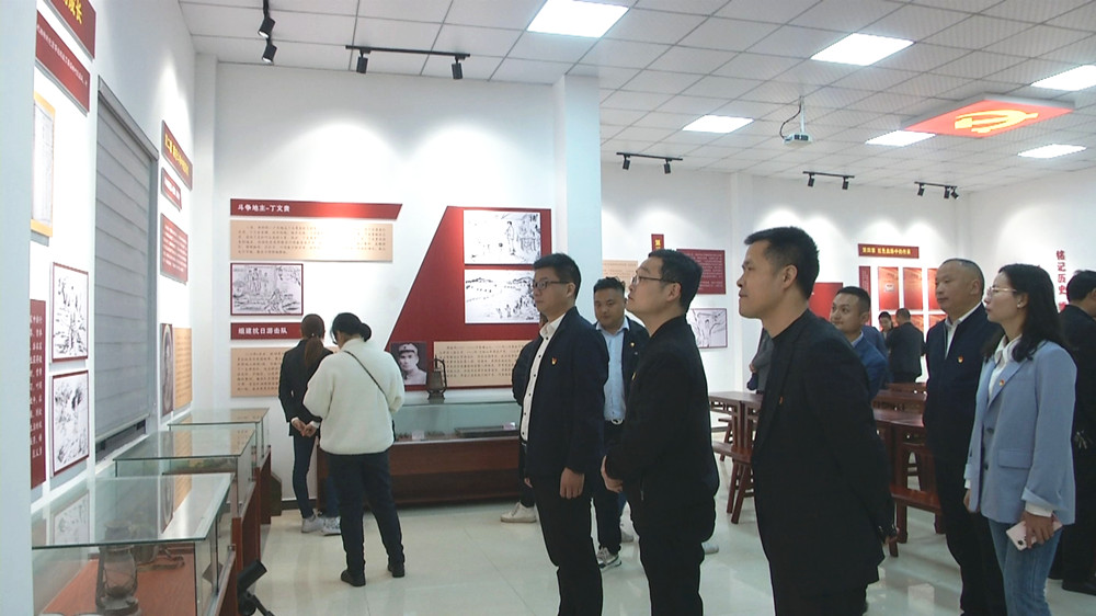 呂亭鎮(zhèn)：清明節(jié)主題活動走進(jìn)黨史教育基地3.jpg