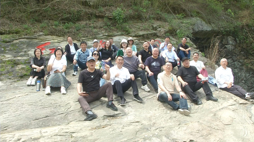 圖為知名文藝家在紅旗洞采風(fēng).jpg