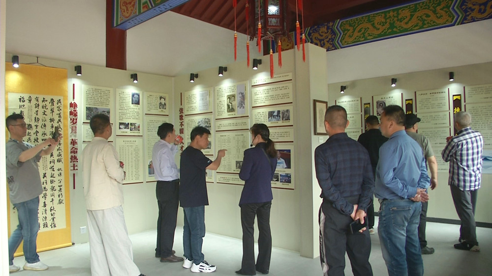 圖為知名文藝家在掛車(chē)山歷史文化展示館參觀.jpg