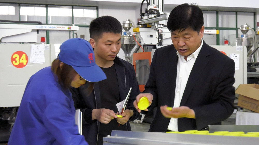 圖為呂亭鎮(zhèn)工作人員正在豪丹公司走訪了解企業(yè)需求 .jpg