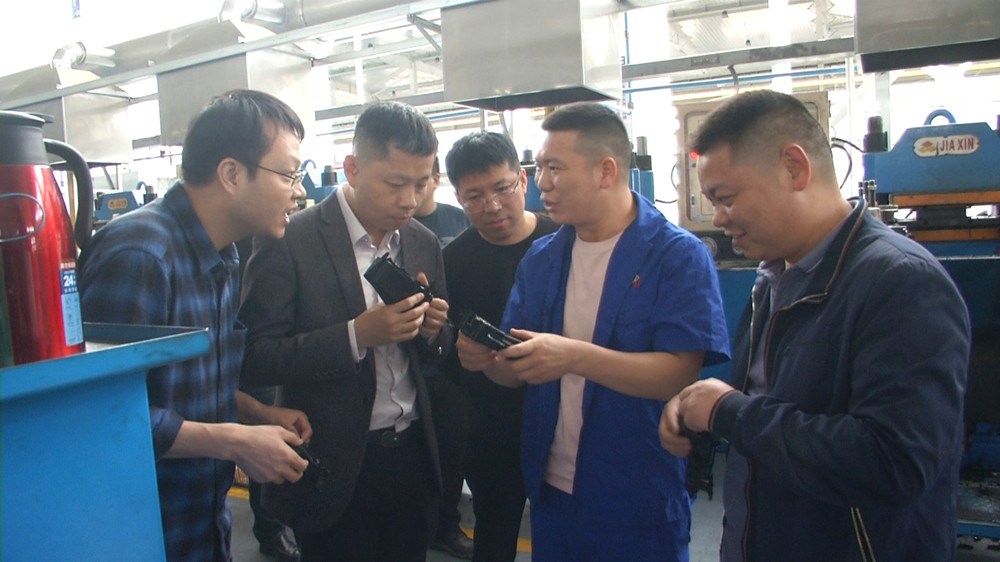 圖為在微威公司參觀_副本.jpg