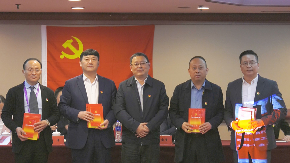 圖為送書送學(xué)活動_副本.jpg