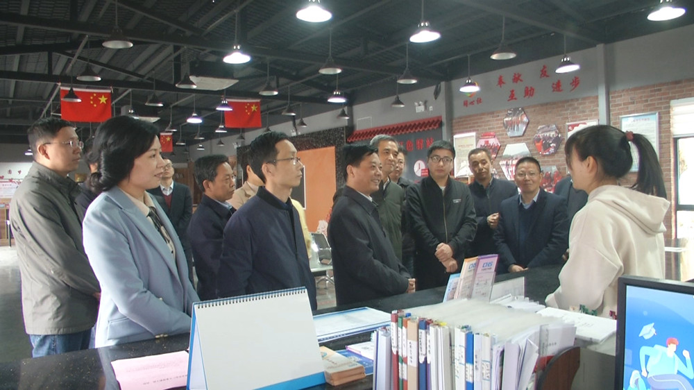 安慶市人大到桐調(diào)研醫(yī)療救助資金工作  圖為在建設(shè)社區(qū)調(diào)研時(shí)的情景_副本.jpg