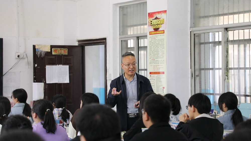 【“文都名師”風(fēng)采】包為：一位極具教育理想的踐行者2.jpg
