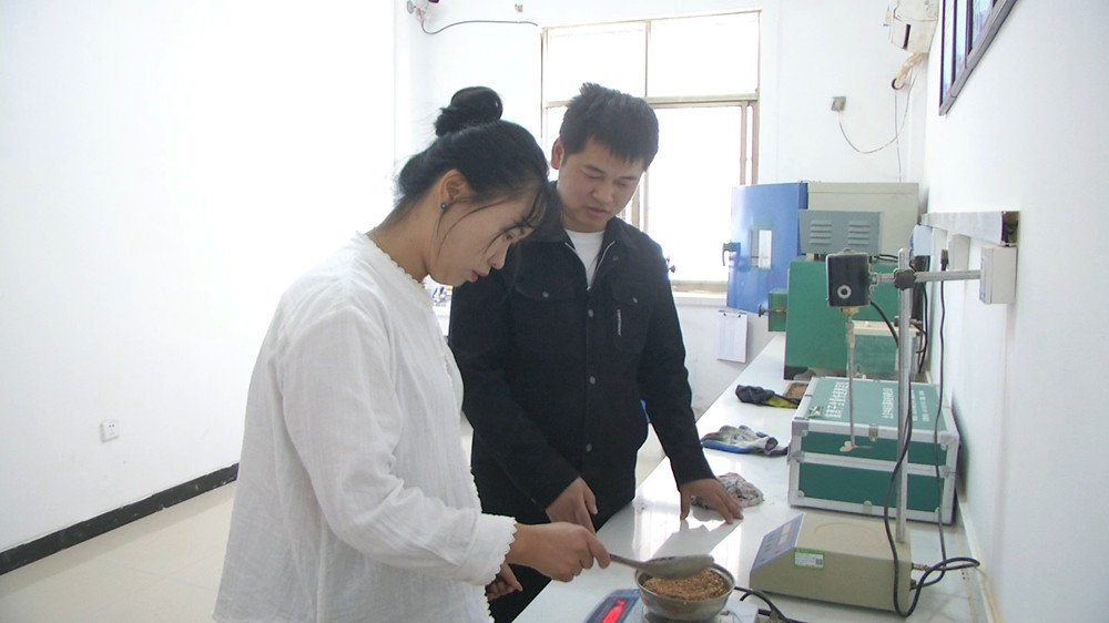 圖為趙藍(lán)天（右）指導(dǎo)團(tuán)隊(duì)成員進(jìn)行實(shí)驗(yàn).jpg