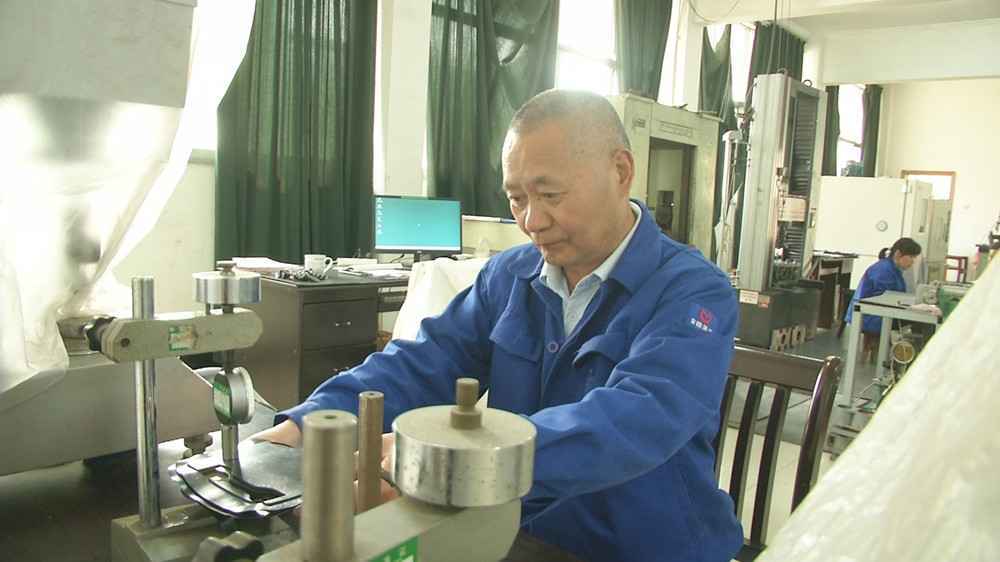 圖為汪華北做試驗.jpg