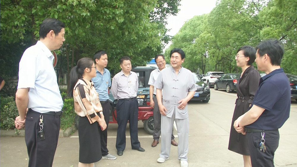 圖為在安徽旺潤制衣有限公司與企業(yè)殘疾職工交流時的情景.jpg