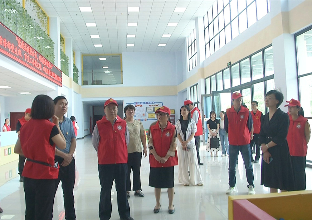 圖為在桐城市殘疾人康復中心了解機構(gòu)運行時的情景.jpg