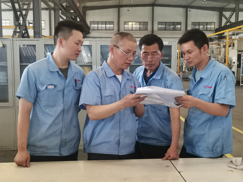 圖為蘇樹苗和工裝模具技改團隊在討論工裝技改方案.jpg