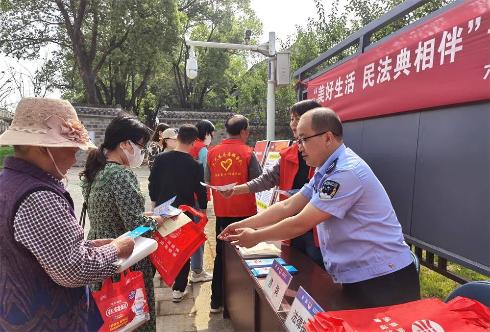 2023年5月13日，桐城市司法局文昌司法所攜帶“社會(huì)生活百科全書”走進(jìn)六尺巷，用法典與典故，為群眾演繹新時(shí)代的六尺巷故事.jpg