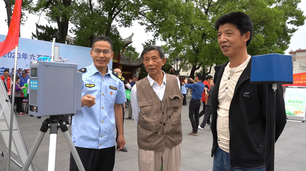 圖為工作人員向群眾介紹環(huán)境檢測(cè)設(shè)備。 (1).jpg