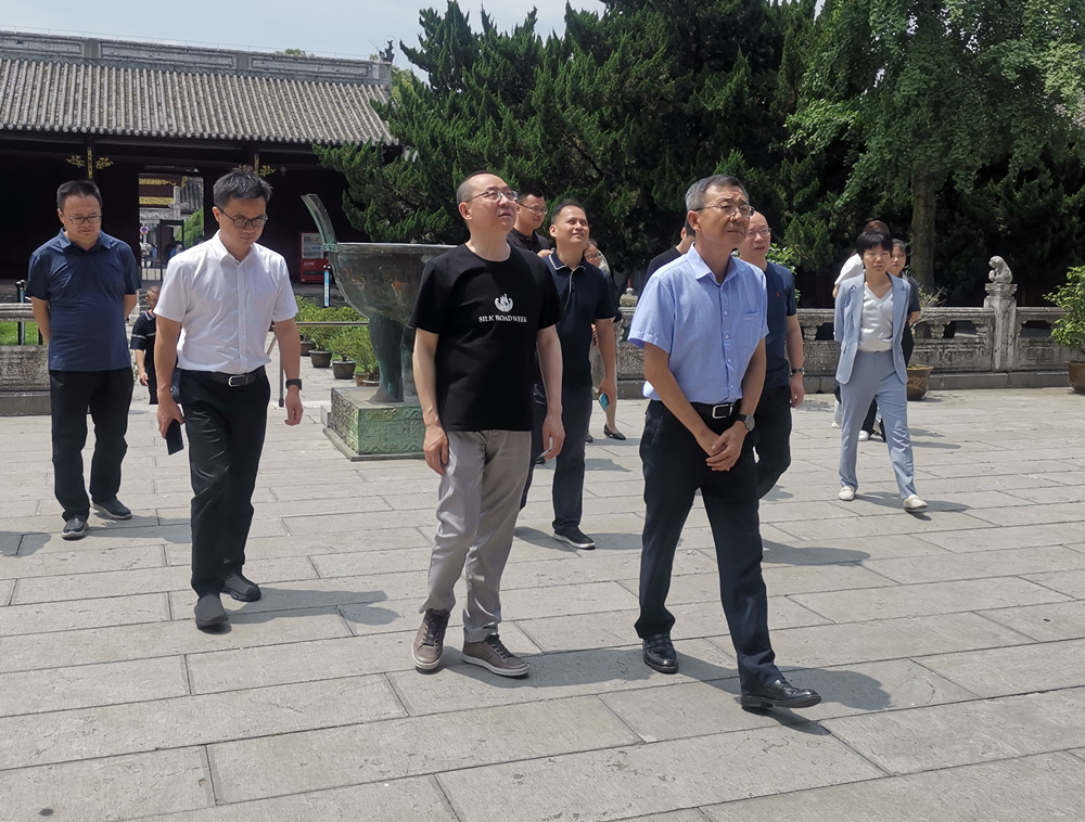 圖為考察團(tuán)一行參觀文廟。.jpg