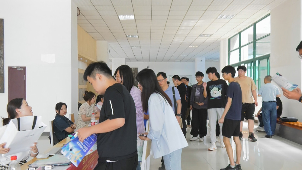 圖為招聘會現(xiàn)場(2).jpg