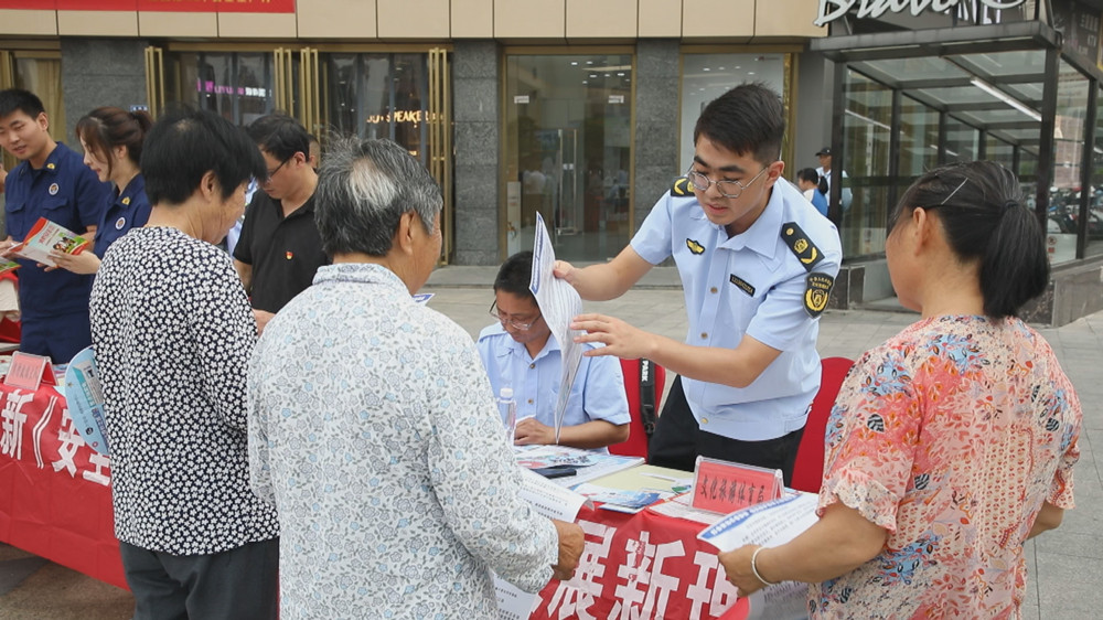 圖為現(xiàn)場工作人員正在為過往市民宣講安全知識.jpg
