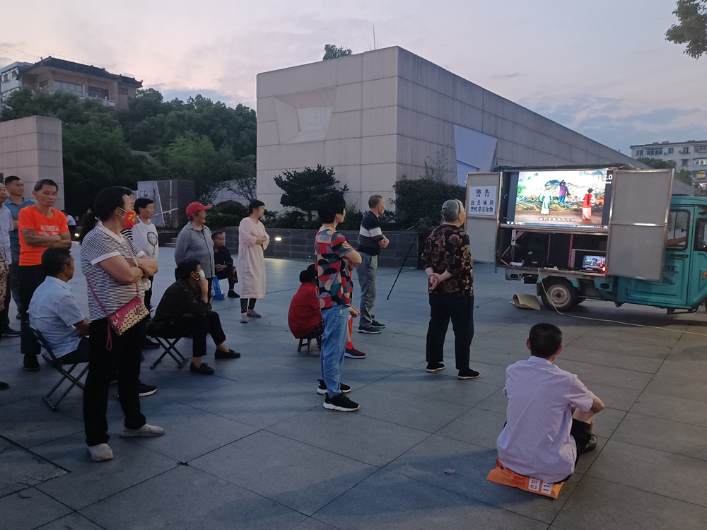 圖為群眾觀看免費(fèi)戲曲片段.jpg